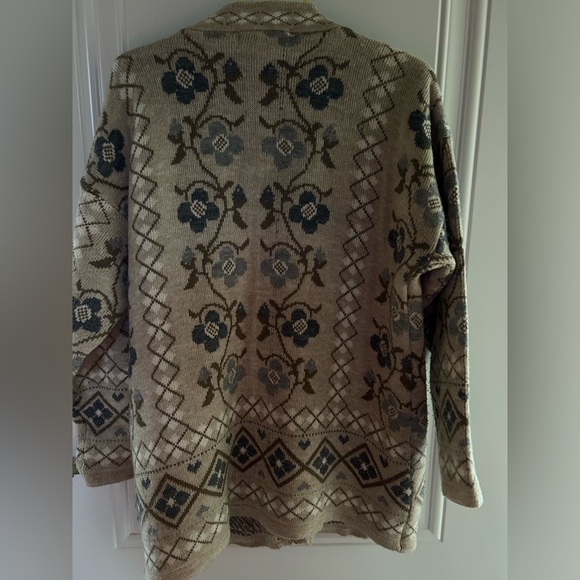 Snap Originals Beige Printed Floral Sweater in Size Large - Picture 2 of 2